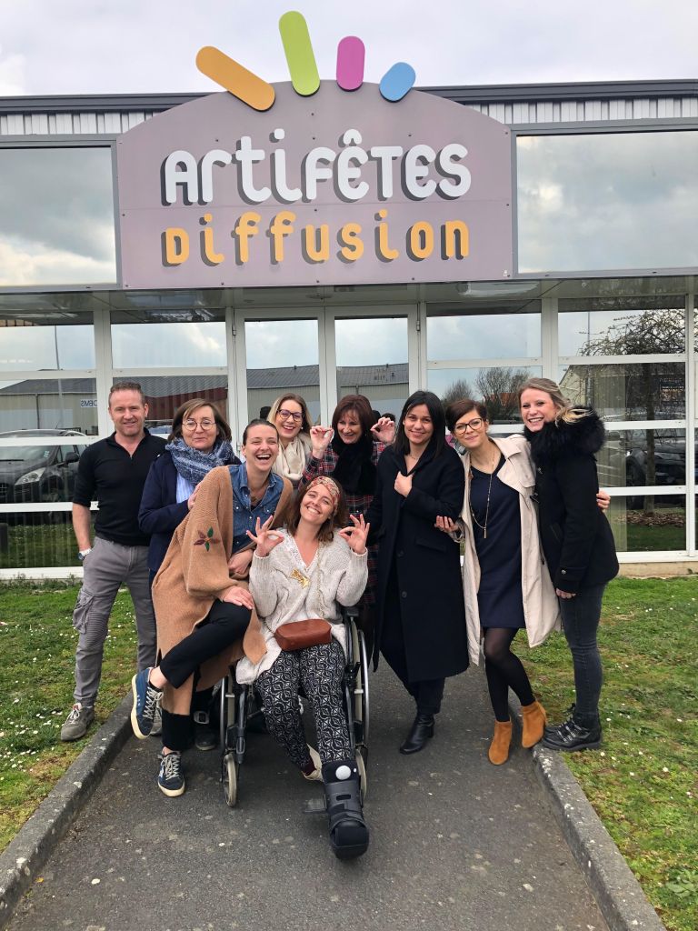 Photo souvenir devant Artifêtes diffusion